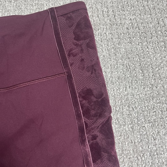 Lululemon Wunder Under Crop Flocked 21" Velvet Floral Lace Sides Size 4 Burgundy - Picture 3 of 9